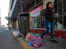 Bajo bancas y papeleras del Centro Histórico se pueden ver montones de basura y manchas por escurrimientos. EL INFORMADOR/F. Atilano