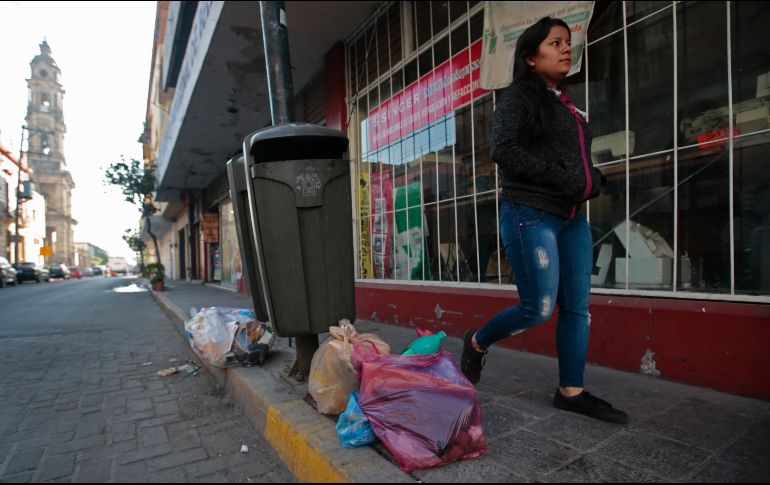 Bajo bancas y papeleras del Centro Histórico se pueden ver montones de basura y manchas por escurrimientos. EL INFORMADOR/F. Atilano