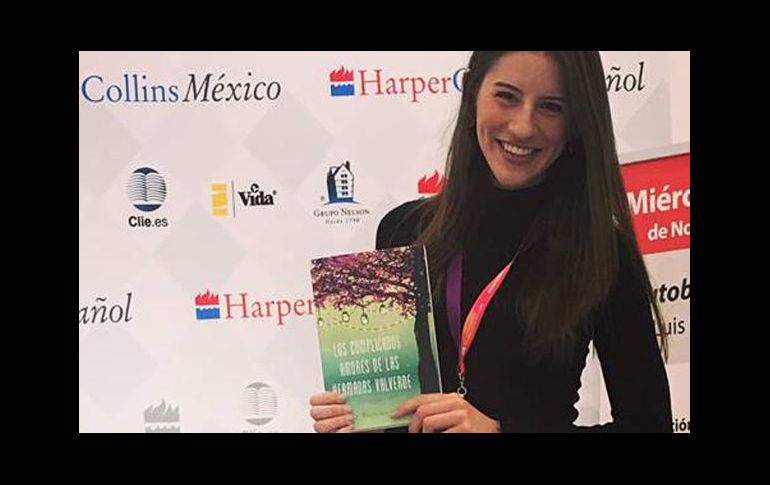 María Paulina Camejo posa con su novela. ESPECIAL