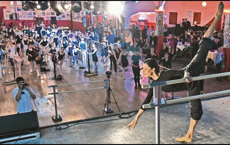 Elisa Carrillo durante la impartición de la clase de danza, en el Salón Los Ángeles. ESPECIAL