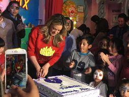 La conductora, partió un pastel conmemorativo alrededor de decenas de pequeños que disfrutaron de tradicionales piñatas y botargas de sus personajes favoritos. NTX/ V. Pérez