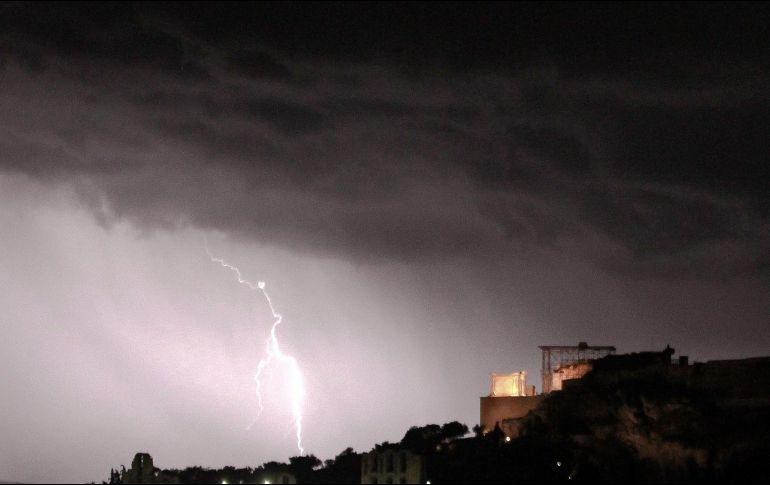 La caída del rayo tuvo lugar esta mañana en la zona de camping de la ciudad de Ituzaingó en medio de una fuerte lluvia. EFE/ ARCHIVO