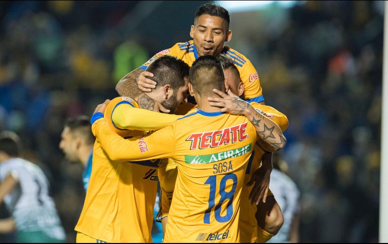 Jugadores de Tigres celebran su triunfo ante Santos. MEXSPORT/J. Martínez