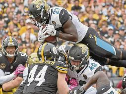 Voraz. Leonard Fournette (#27) corrió 181 yardas y dos anotaciones contra Pittsburgh en la Semana 5 de esta temporada. AFP