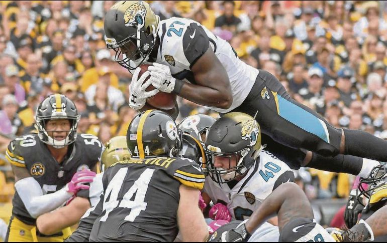 Voraz. Leonard Fournette (#27) corrió 181 yardas y dos anotaciones contra Pittsburgh en la Semana 5 de esta temporada. AFP