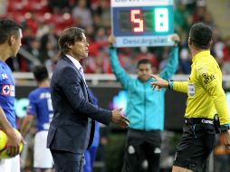 El director tecnico Matías Almeyda, de Chivas, reclama al árbitro una jugada contra Cruz Azul. EFE/U. Basurto
