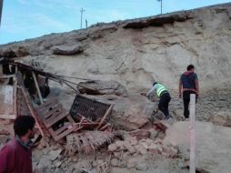 Personas durante el rescate de una de las víctimas del terremoto en Arequipa. EFE/Centro de Operaciones de Emergencia Nacional/Agencia Andina