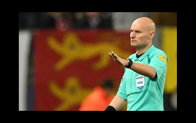 Chapron dice haber resbalado, aunque las imágenes de televisión lo contradicen. INTERNET/www.fff.fr