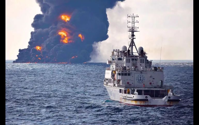 Humo y llamas se desprenden del petrolero iraní 