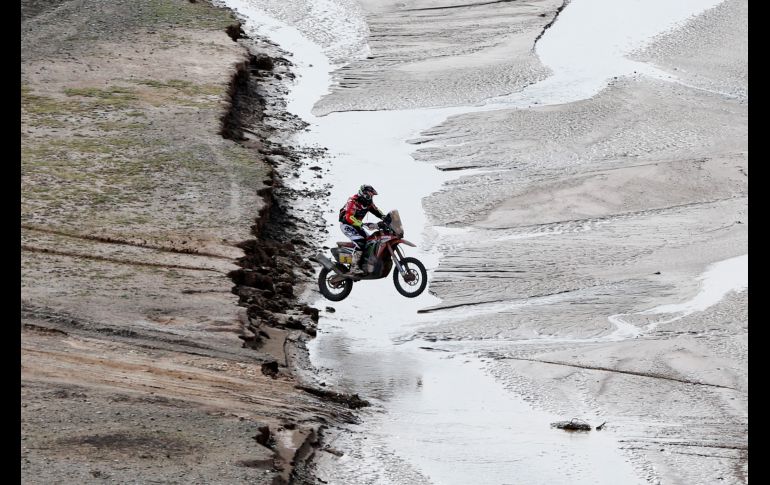 El español Joan Barreda Bort conduce su Honda en la octava etapa del Rally Dakar 2018 entre Uyuni y Tupiza, en Bolivia. AP/R. Mazalan