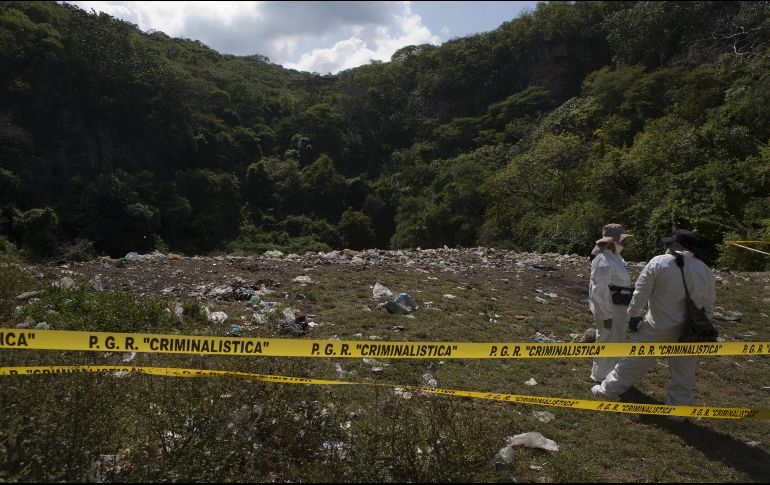 El fuerte olor que emanaba de la fosa provocó el descubrimiento que después de varias horas, develó la presencia de nueve cuerpos. EFE/ ARCHIVO