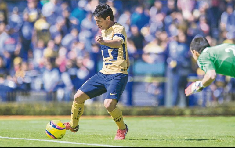 Exrojinegro les clava el segundo gol. Matías Alustiza, ahora con Pumas, empuja el balón a la red ante la mirada de Cristopher Toselli. MEXSPORT