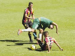Ríspido. Sin emociones qué contar, el juego entre Leones Negros y Potros fue uno donde hubo más patadas que oportunidades de gol. EL INFORMADOR/A. Camacho