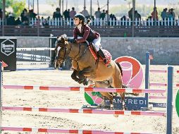 De casa. La amazona de la Hípica, Martina Franco, realiza su recorrido a lomos de “Zenith M” durante la prueba libre a 1.25 metros. EL INFORMADOR/M. Vargas