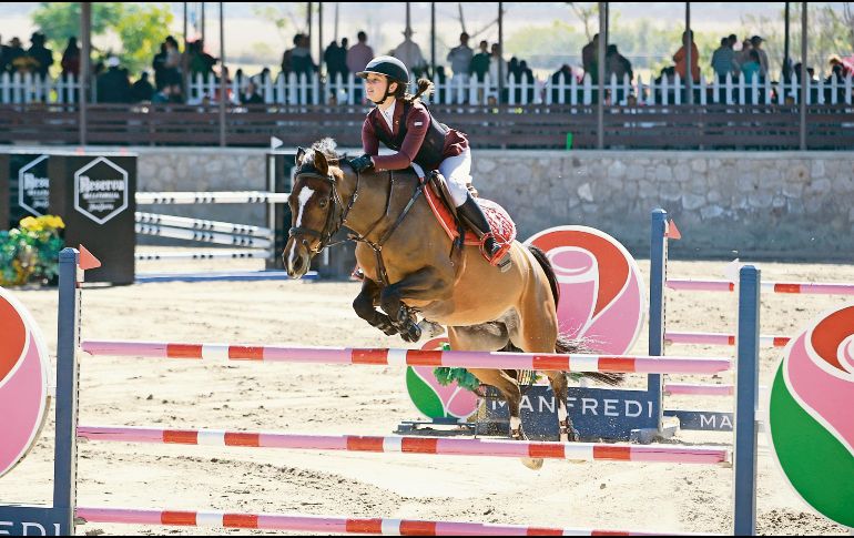 De casa. La amazona de la Hípica, Martina Franco, realiza su recorrido a lomos de “Zenith M” durante la prueba libre a 1.25 metros. EL INFORMADOR/M. Vargas