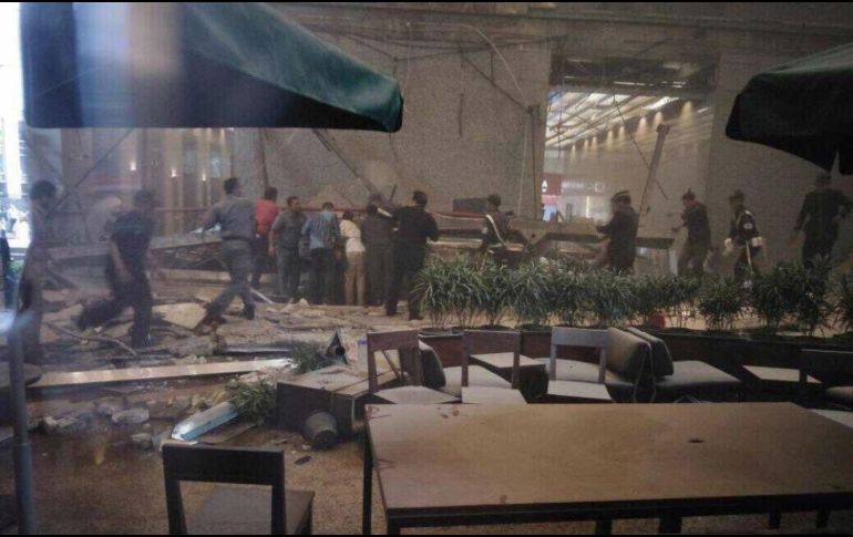 Imágenes de testigos mostraron los escombros del derrumbe, personas tendidas en el suelo y otras saliendo del edificio tras el hecho. TWITTER/@eSpainNews