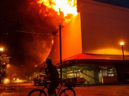 La noche del domingo 4 de mayo de 2014 se incendió el mercado Corona, en Guadalajara. EL INFORMADOR/Archivo