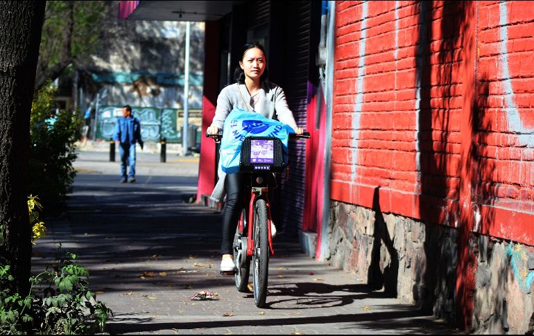 Una usuaria de MiBici circula sobre la banqueta de avenida Hidalgo, en su cruce con Federalismo. El carril bus-bici permitirá recorrer de forma segura esta vía. EL INFORMADOR/E. Barrera
