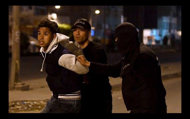 Más de 800 personas han sido detenidas por la Policía, muchas de ellas por actos vandálicos, pero también miembros de la oposición, activistas sociales e incluso periodistas. AFP/F. Belaid