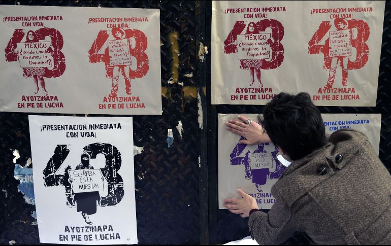 Para los padres de los 43, los recursos públicos invertidos por las autoridades no reflejan avances para dar con los normalistas. AFP / ARCHIVO