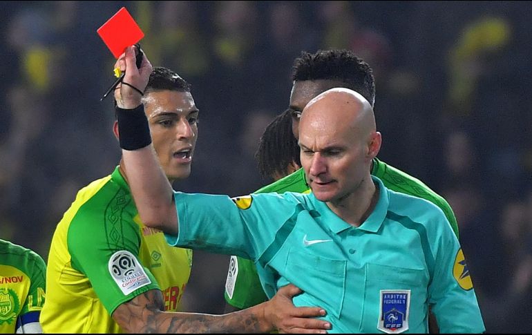 Según el diario deportivo francés L'Équipe, el árbitro reconoció su error y presentó sus disculpas al jugador por su ''gesto torpe e inapropiado''. AFP / L. Venance