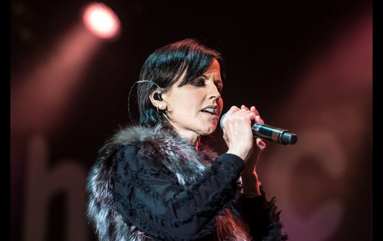 En Breslavia, Polonia, en mayo de 2017. Tras el comienzo de esta gira europea, The Cranberries canceló el resto de citas programadas debido a los problemas de espalda de O'Riordan..
