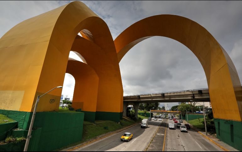 En la zona de Los Arcos del Milenio suelen registrarse durante el temporal inundaciones que rondan niveles de un metro. EL INFORMADOR / ARCHIVO