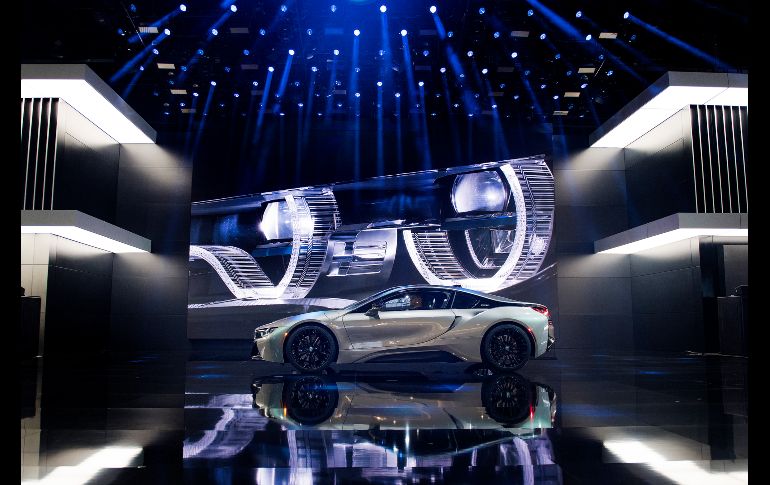 El i8 cupé de BMW, un 2+2 híbrido propulsado por un motor convencional en el eje trasero y un motor eléctrico para las ruedas delanteras. AFP/J. Watson