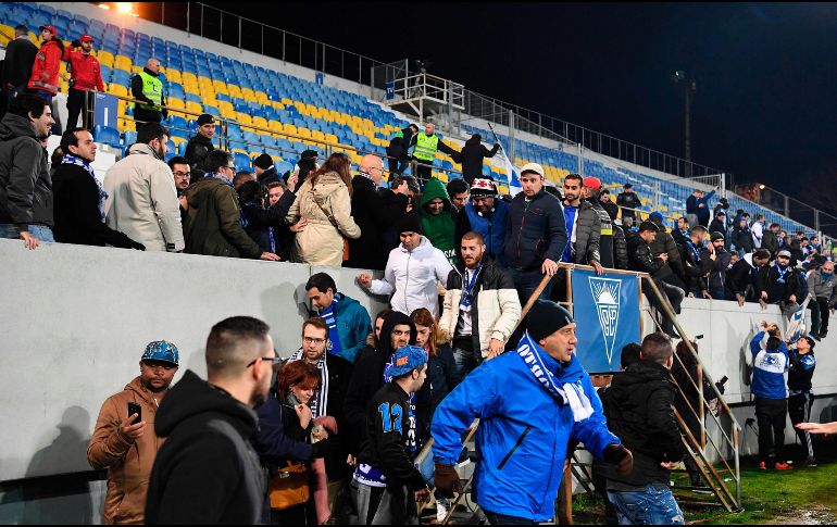 El juego fue suspendido debido a que no se podía garantizar la seguridad total de los asistentes. AFP/F. Leong