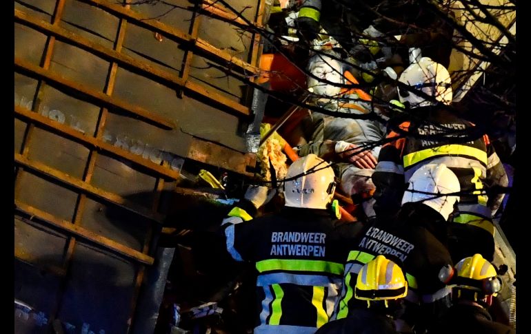 Rescatistas sacan a un hombre del inmueble.