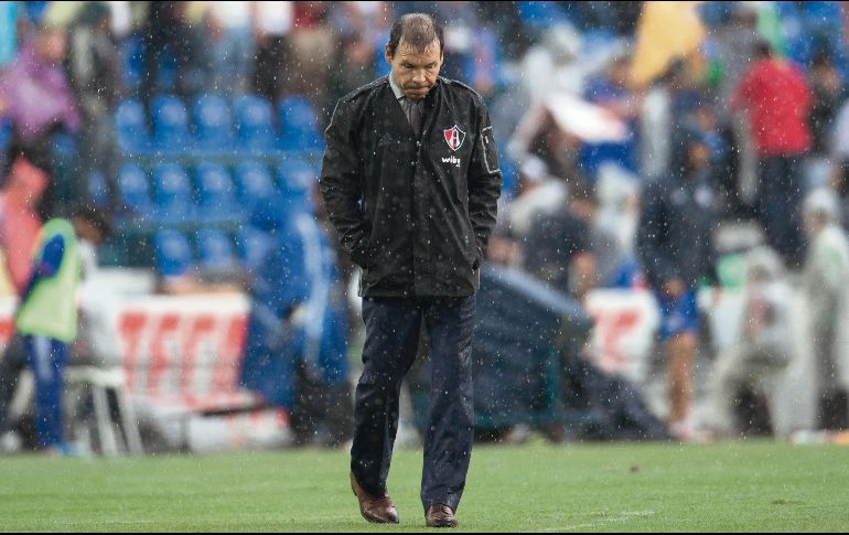 Le llovió. José Guadalupe Cruz entregó cuentas regulares con el Atlas, pero la Fiel no estuvo muy conforme con el accionar del equipo durante la gestión del “Profe”. MEXSPORT