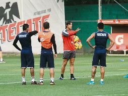 Chivas trata de averiguar por qué en casa ya no se le están dando las victorias; Matías Almeyda (centro) conversa con sus pupilos durante un entrenamiento. EL INFORMADOR/G. Gallo