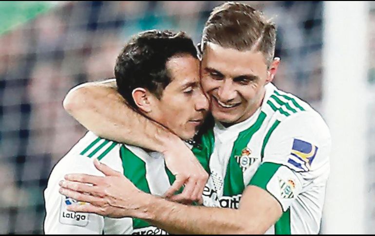El centrocampista Joaquín Sánchez (derecha) celebra con el tapatío Andrés Guardado su gol ante el Leganés. EFE