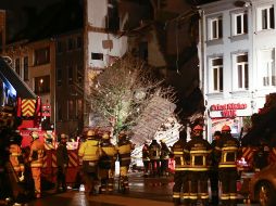 Policías, bomberos, servicios de urgencias y protección civil han trabajado durante toda la noche luego de la explosión. EFE/O. Hoslet