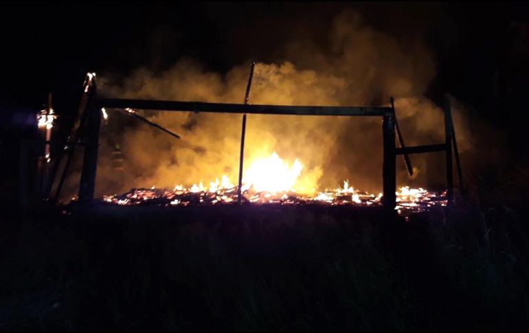 Las llamas envuelven el inmueble. Dos capillas fueron destruidas por el fuego en la región de la Araucanía.