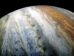 La misión capturó los remolinos de cinturones de nubes coloridas que dominan el hemisferio sur de Júpiter. TWITTER/@NASAJuno