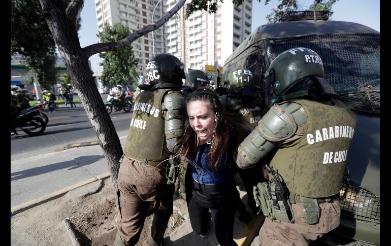La policía detuvo a medio centenar de manifestantes, según reportes de la prensa local.