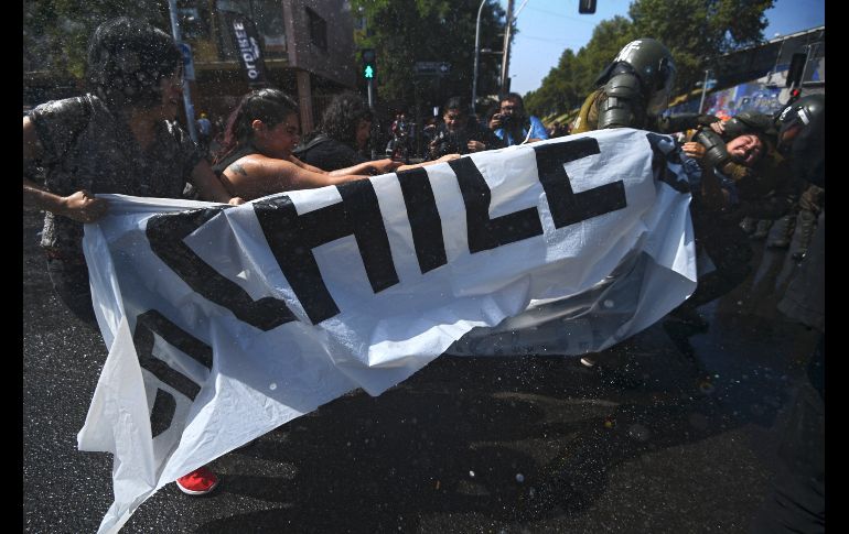 Policías contienen una manifestación contra la visita del Papa y los casos de pederastia que involucran a sacerdotes. AFP/E. Abramovich