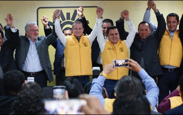 El presidente nacional del PRD, Manuel Granados, le dio la bienvenida a Ricardo Anaya a la casa del sol azteca. TWITTER / @RicardoAnayaC