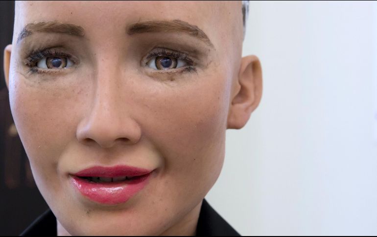 El robot humanoide Sophia tiene cámaras en sus ojos y un sensor 3D en su pecho la ayudan a “ver”.