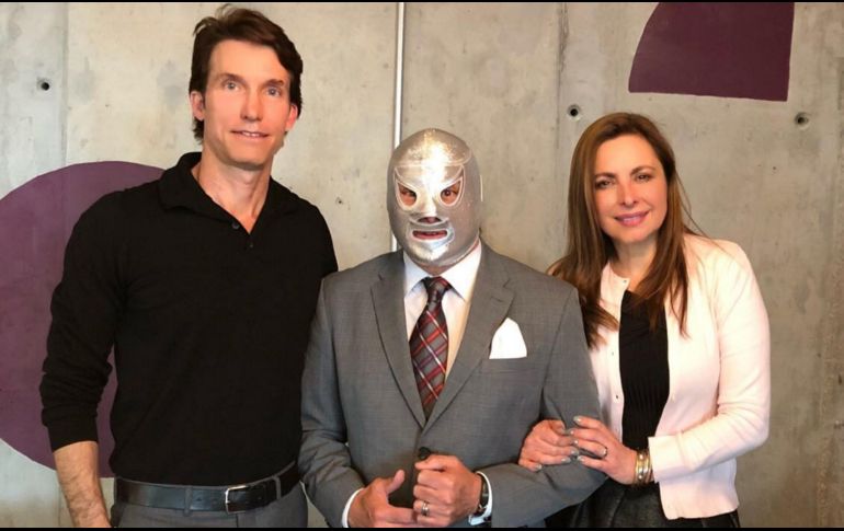 Bruce Boren (izq), CEO interino de THR3 Media Group y el Hijo del Santo, anunciaron que la serie revelará los secretos de El Santo, el 