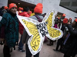 Seguidores del “Dream Act” protestaron a las puertas del Senado, antes de que la secretaria de Seguridad Nacional testificara en una audiencia. EFE/S. Thew