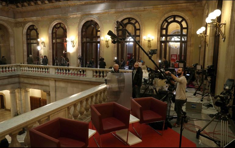 Diferentes cadenas de television instalan sus equipos para la cobertura informativa en el Parlamento de Cataluña. EFE/T. Albir