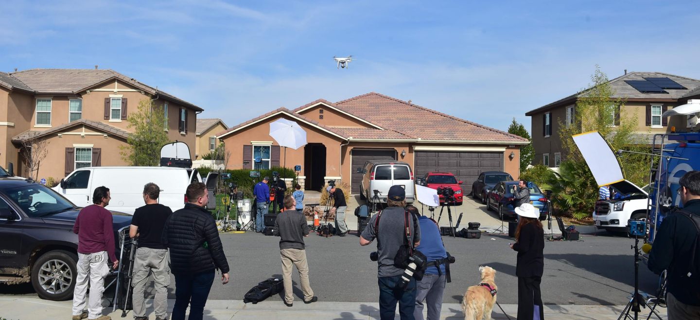 Autoridades investigan la casa del matrimonio Turpin, quienes ya fueron encarcelados con una fianza de de nueve millones de dólares. AFP / F. Brown