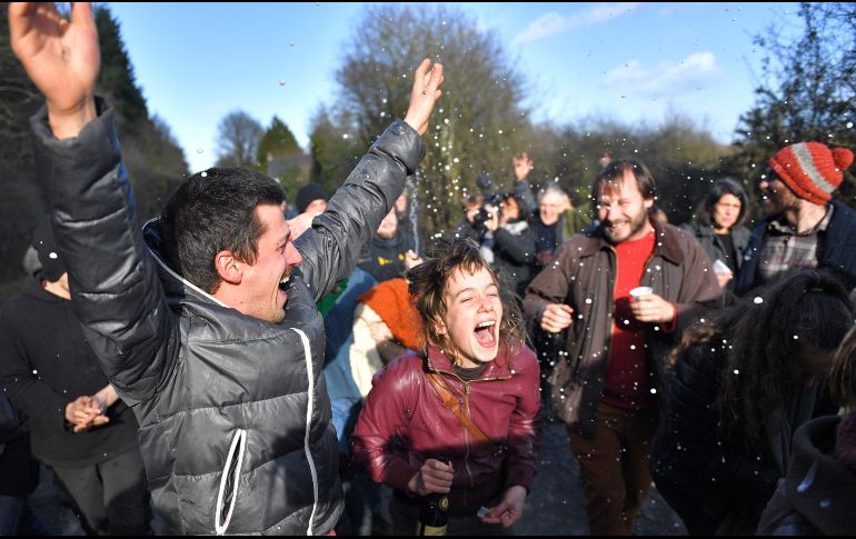 Activistas celebran con champaña la decisión del gobierno francés de abandonar el proyecto de un aeropuerto en Notre-Dame-des-Landes, un área de cultivos orgánicos que estaba en debate. AFP/L. Venance