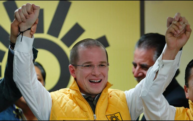 Lozano critica a Anaya por haberse puesto ayer un chaleco amarillo luego de que el PRD lo avalara como su precandidato. EFE / J. Méndez