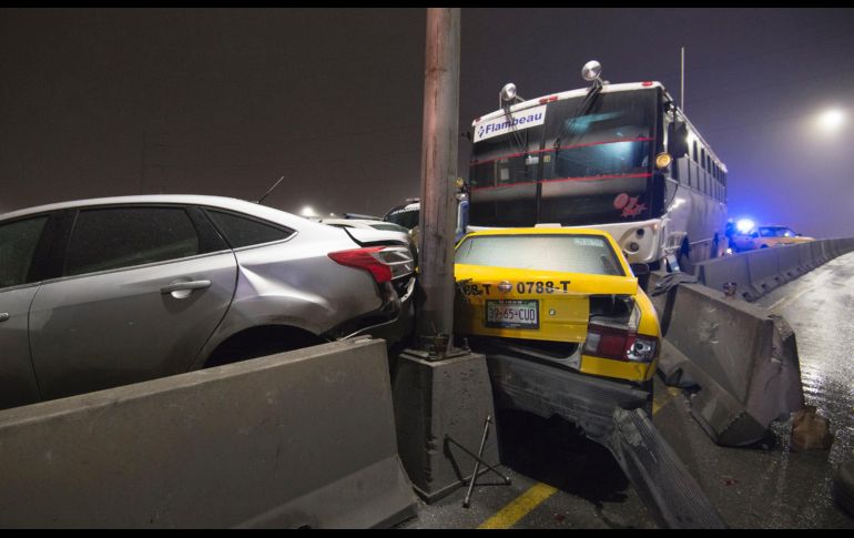 Autos y camiones estuvieron involucrados en el choque. EFE/M. Sierra