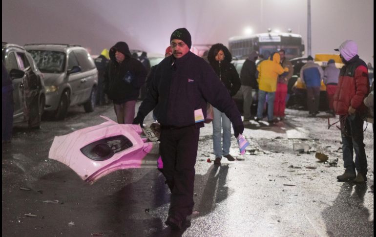 Algunos recogían partes de sus autos. EFE/M. Sierra