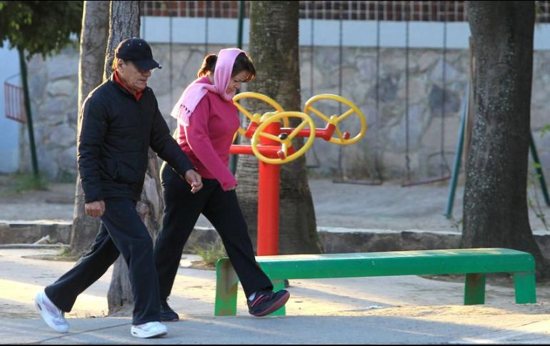 La caminata es un ejercicio aeróbico sencillo que también contribuye a disminuir la presión arterial y la frecuencia cardíaca, además de que ayuda a bajar de peso y a mejorar la calidad de vida. EL INFORMADOR / ARCHIVO