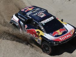 Sainz cuenta con una ventaja de una hora y 45 segundos sobre su más cercano perseguidor, Stéphane Peterhansel. AP/R. Mazalan